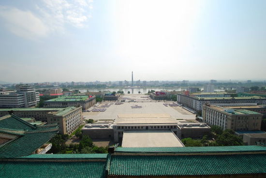 Blick über den Kim-Il-sung-Platz, Taedong-Flus zum Chuche Turm