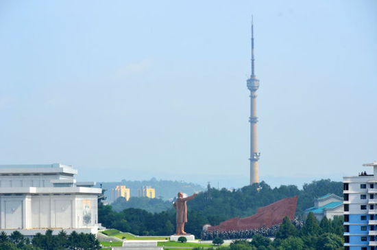 ...mit dem Revolutionsmuseum, Großmonument und im Hintergrund dem Fernsehturm
