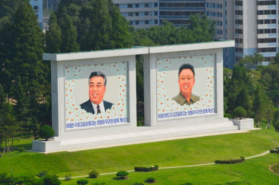 ...und Bildnisse des Großen Führers und ewigen Präsidenten Kim-Il-sung sowie Ewigen Generalsekretärs Kim Jong-il