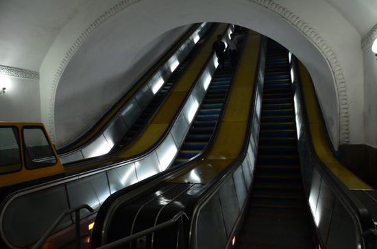 Rolltreppe zum Bahnsteig