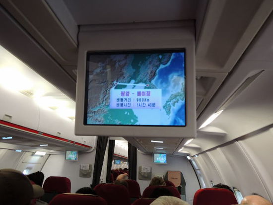...mit Deckenmonitoren. Da können sich einige Airlines was abschauen