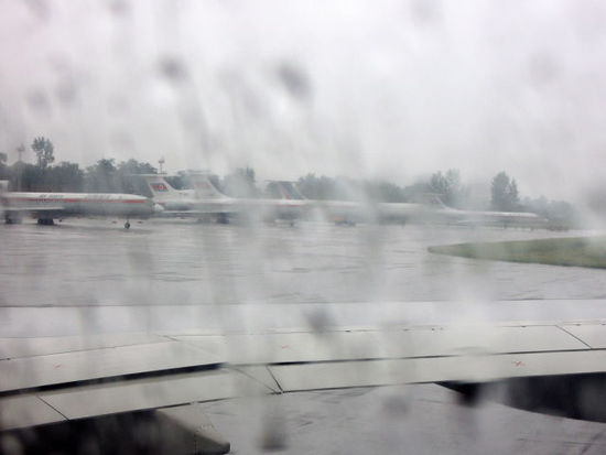 Blick aus dem Fenster zu den Raritäten der Air Koryo. Leider sieht man nicht viel