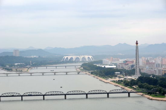 1. Mai Stadion und Juche Turm