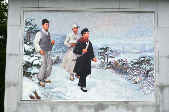 Denkmal des jungen Kim-Il-sung mit seinen Großeltern