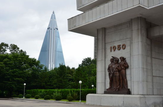 Eingangstor und Ryugyong Hotel