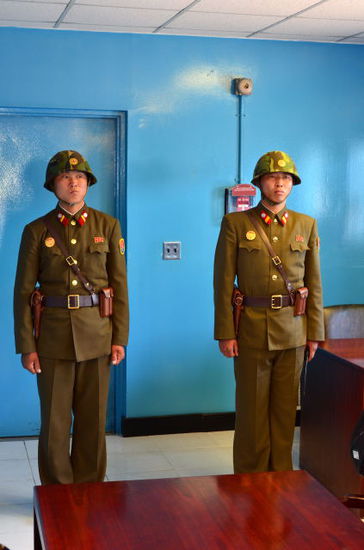 Nordkoreanische Wachen vor dem Ausgang, welcher in den Südteil geht