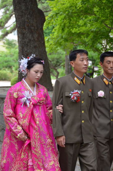 Koreanisches Hochzeitspaar in Uniform
