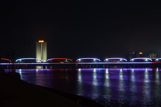 Nächtlicher Blick auf den Taedong Fluss, der gleichnamigen Brücke und das Yanggakdo Hotel
