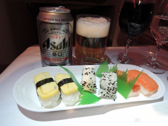 Sushi und lecker Asahi