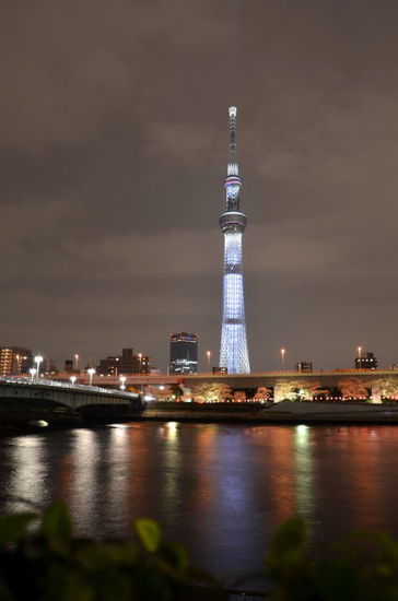 Blick über den Sumida-gawa-Fluss zum Skytree Fernsehturm