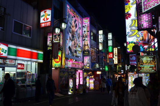 und Shinjuku bei Nacht