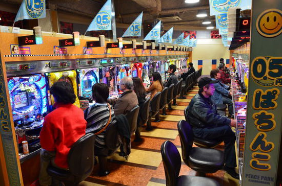 ...und in eine Pachinko Zockerhalle