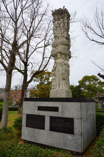 ...mit einer deutschen (DDR) Skulptur. "Statue der Freundschaft verschiedener Völker