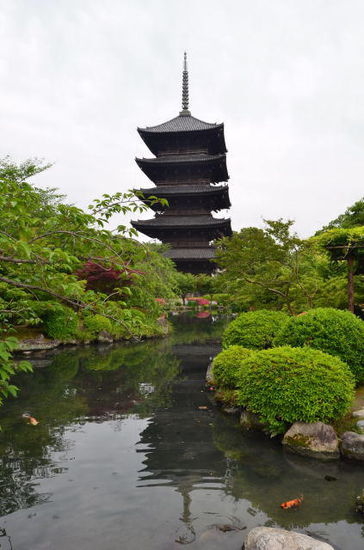 Schöner Garten mit der fünfstöckige Pagode