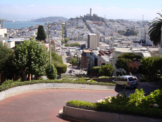 Die Lombard Street, steilste Straße von Frisco; hier mal vin oben
