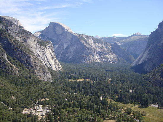 Blick von den Wasserfällen auf das Yosemite Valley und den Halfdome