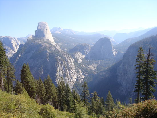 Blick auf den Halfdome vom Glacier Point. Hier beginnt unsere Zwei-Tageswanderung zum Halfdome and back...