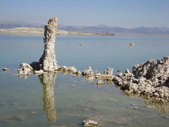 Monolake mit Gesteinsformationen