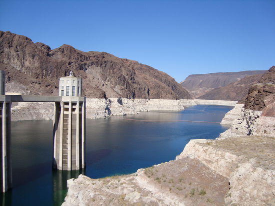 Blick vom Damm (bzw. der Staumauer) auf den angestauten Lake Mead