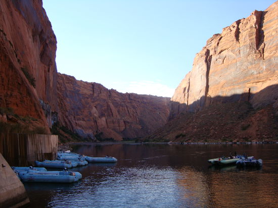 Direkt unterhalb des Staudamms