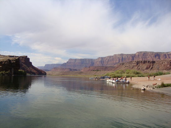 Dort, wo der Colorado River vom Glen Canyon in den Grand Canyon übergeht, ist für uns Schluss... hier starten mehrtägige Rafting-Touren in den Grand Canyon