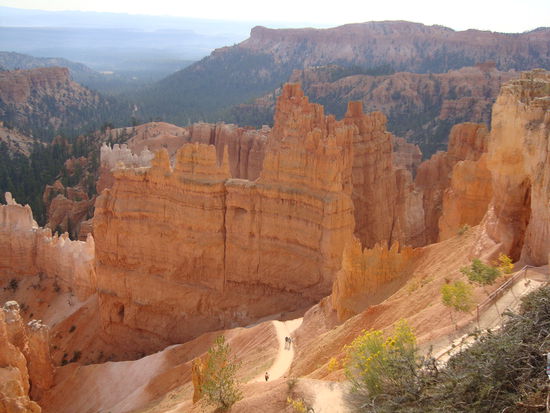 Auf geht's in den Canyon (die kleinen Punkte unten mittig sind Menschen...)