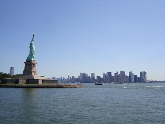Blick von der Fähre auf die Freiheitsstatue und Manhatten