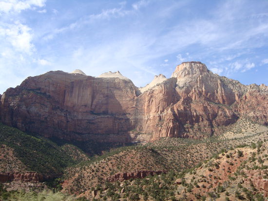 Im Zion NP: etwas ähnlich dem Yosemite NP, auch sehr viele hohe Steilwände, nur der Zion ist eher rötlich im Vergleich zum grauen Yosemite..