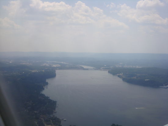 Anflug auf Chattanooga. Hier sieht man den Chickamauga Lake, wo der Tennessee River angestaut ist. Am rechten See-Ufer ist unsere Apartmentanlage 