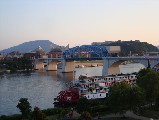 Im Hintergrund das Tennessee Aquarium und der Lookout Mountain und vorne der typische Südstaaten-Dampfer auf dem Tennessee-River