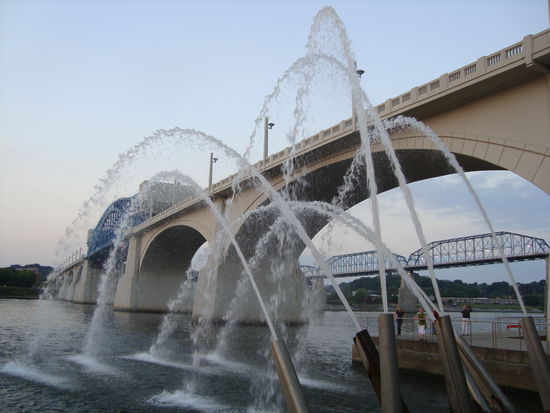 Wasserspiele an der Riverfront, im Hintergrund die Walnut Bridge, eine der längsten Fußgängerbrücken der Welt