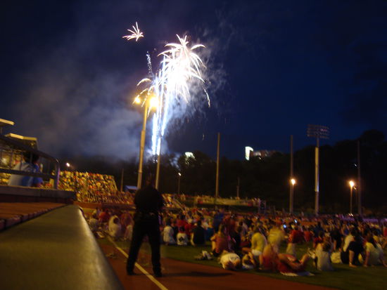 Und als Highlight gab es ein Feuerwerk im Basball-Stadion nach einem Spiel. Das Spiel selbst war leider ausverkauft, aber zum Feuerwerk durfte man rein. Das wäre doch nicht nötig gewesen, nur weil ich nach Chattanooga komme 