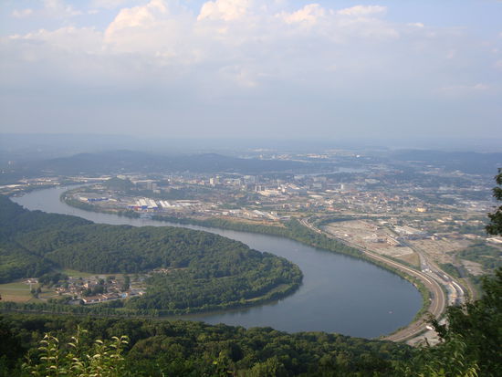 Blick auf das Stadtzentrum von Chattanooga mit dem Tennessee River. Irgendwo ganz ganz weit hinten wohnen wir...