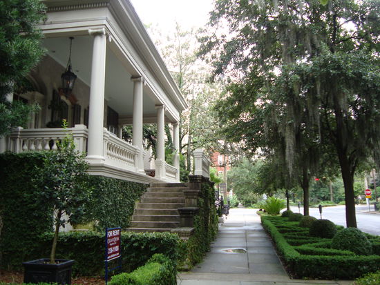 Viele schöne Häuserzeilen (viele Häuser stehen zum Verkauf...)