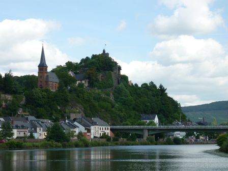 Saarburg, wenige km vor der Mündung in die Mosel