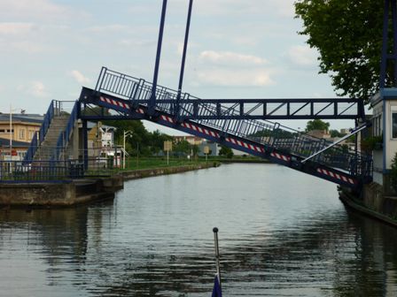 Kurz vor unserem Etappenziel Hafen Nancy diese Hebebrücke. Extra für uns wird der Verkehr angehalten und wir können passieren.