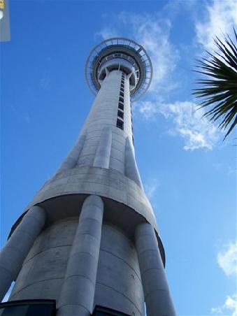 Strahlend blauer Himmel! Das ist uebrigens der Skytower von unten und das: