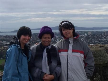 Nici, Lorie (unsere Gastgeberin) und Nini auf dem One Tree Hill.