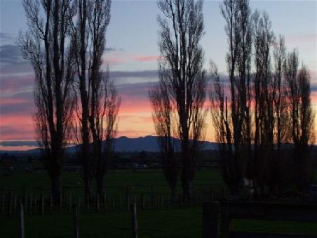 Der Sonnenuntergang hinter dem Haus der Familie Aston