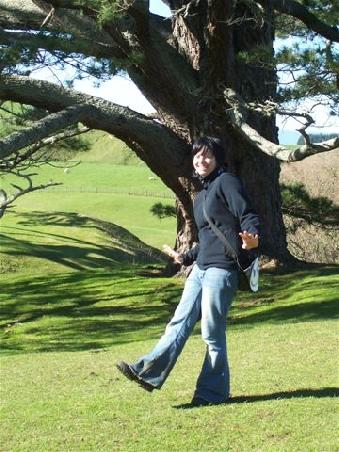 Da musste der kleine absolutley verrueckte Joe doch gleich mal das Tanzbein unterm Party-Tree schwingen!