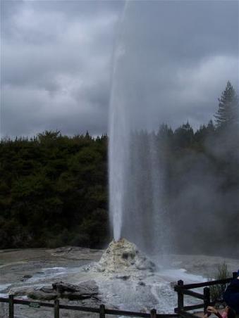 Ein Geysir, das heisse Wasser spritzt 15m hoch.