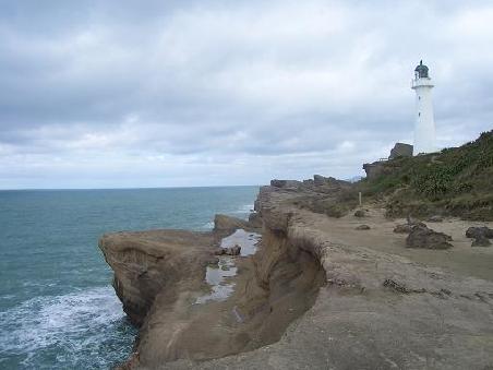 Schoene rauhen Kueste am Leuchtturm