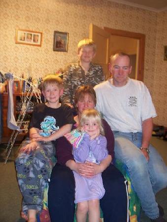 Das sind Mama Kandy, Papa Robbie, die kleine Lenora, links ist Josh und hinter Kandy ist Zac.