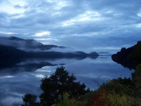 Die Marlborough Sounds bei einem abendlichen Ausflug. Es scheint als waere man am anderen Ende der Welt... aber hey, das stimmt ja auch!