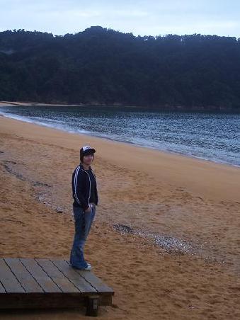 Einen Tag haben wir auch im schoensten National Park Neuseelands verbracht, dem Abel Tasman Park. Hier ist Nici an einem der goldenen Straende.