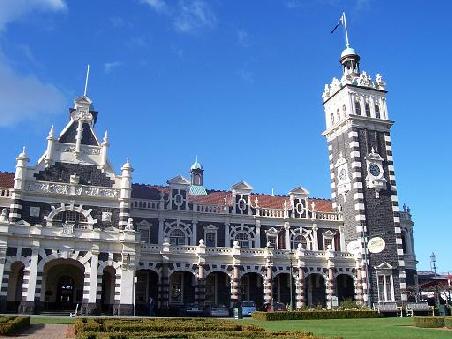 Das ist der Bahnhof in Dunedin. Weil nur einmal am Tag ein Zug faehrt, sollte er vor einigen Jahren abgerissen werden. Zum Glueck wurde das verhindert. Die ganze Stadt ist voll mit schottischen Gebaeuden.