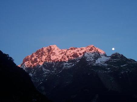 Das war der Sonnenuntergang, den wir von unserem Fenster aus sehen konnten. Der Mond ist auch schon zu sehen.