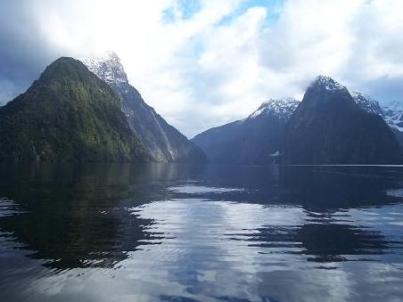 Das ist der erste Eindruck, den man vom Milford Sound bekommt, wenn man ihn vom Ufer aus sieht.