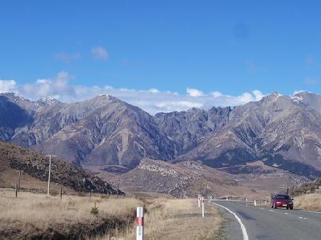 Das ist ein Teil vom Arthur's Pass. Man faehrt noch an kleinen engen Strassen an den Bergen lang, ueber Bruecken und wieder durch Schneegenbiete.