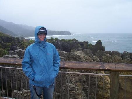 Stuermische Zeiten brechen an. Nicole, nach einer gruseligen-stinkenden Nacht, bei den Pancake-Rocks.